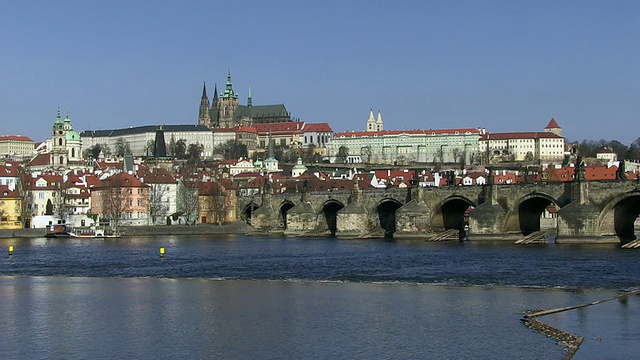 在布拉格城堡附近的查尔斯桥上行走的人们/布拉格，Hlavni mesto Praha，捷克共和国视频素材