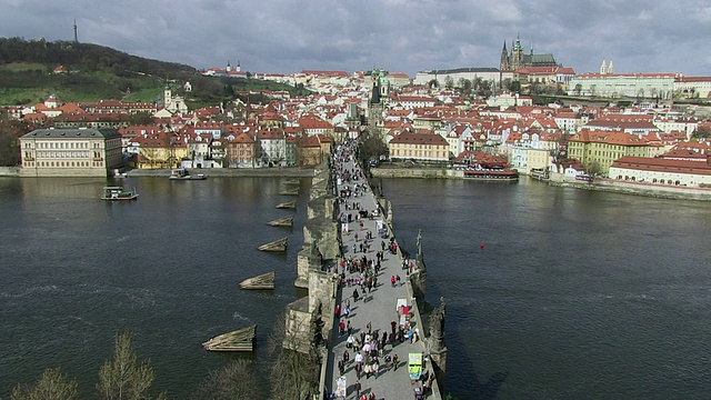 在布拉格城堡附近的查尔斯桥上行走的人们/布拉格，Hlavni mesto Praha，捷克共和国视频素材