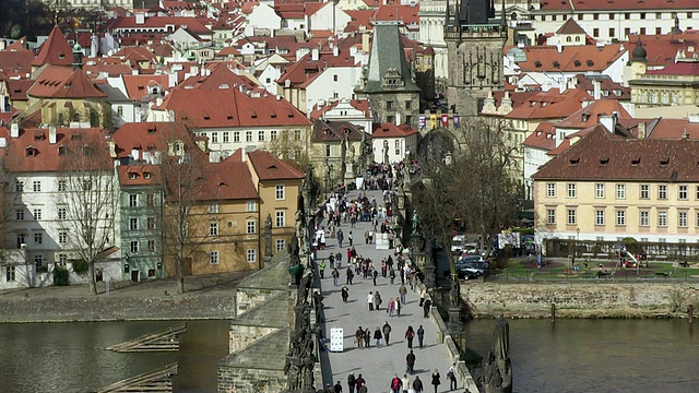 捷克共和国，Hlavni mesto Praha，人们走在布拉格市之间的查尔斯桥上视频素材