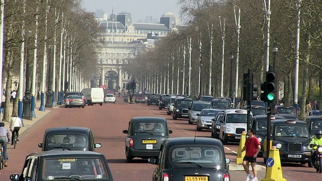 英国伦敦繁忙街道上的车流视频素材