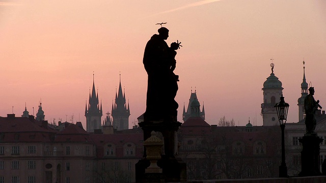 早晨的查尔斯桥和粉红色的天空背景/布拉格，Hlavni mesto Praha，捷克共和国视频素材