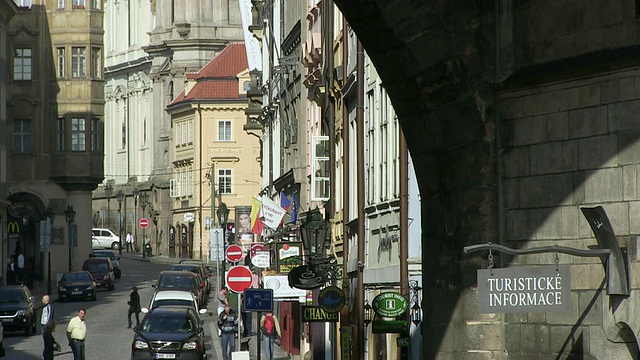 捷克共和国，Hlavni mesto Praha，人们走在莫斯塔卡街的商店和餐馆喷泉上视频素材