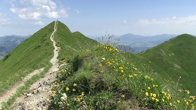 在德国巴伐利亚的fellhorn / Oberstdorf徒步旅行的WS徒步旅行者视频素材