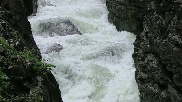 breitachklamm / Oberstdorf的移动水视图，巴伐利亚，德国视频素材