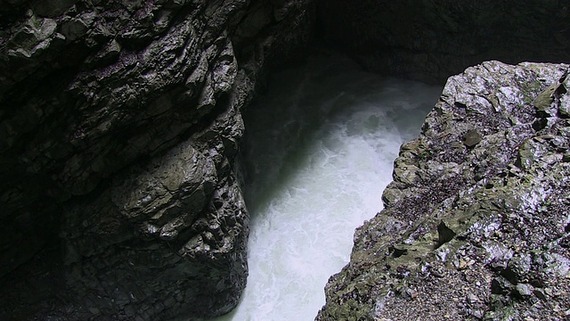 德国巴伐利亚的breitachklamm / Oberstdorf，水穿过两块岩石之间的缝隙视频素材