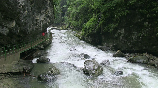 德国巴伐利亚，一名游客走在breitachklamm / Oberstdorf的桥上视频素材