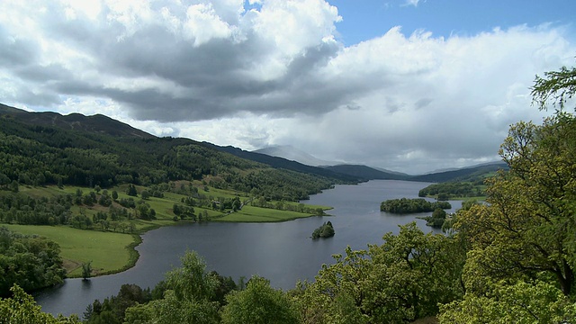 WS View of river / Pitlochry，珀斯和金罗斯，苏格兰视频素材