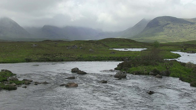 河流在山脉附近流动，云在移动/ Rannoch Moor，高地，苏格兰视频素材