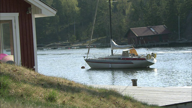 MS Boat across water / Uro，斯德哥尔摩，瑞典视频素材