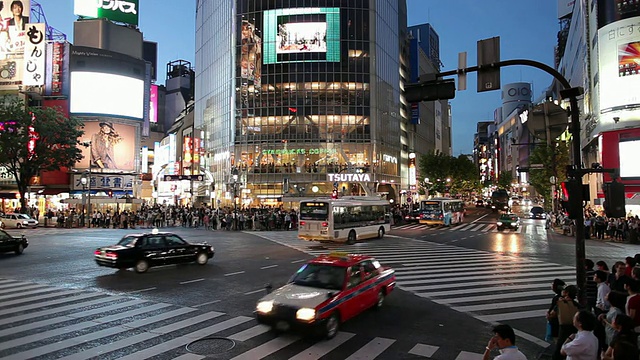 黄昏繁忙的街道十字路口/日本东京视频素材