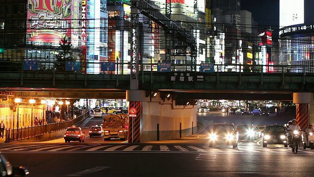 晚上繁忙的街道十字路口/日本东京视频素材