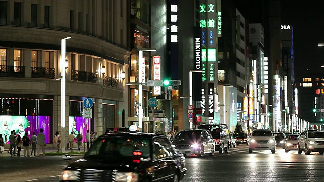 晚上繁忙的街道/日本东京视频素材