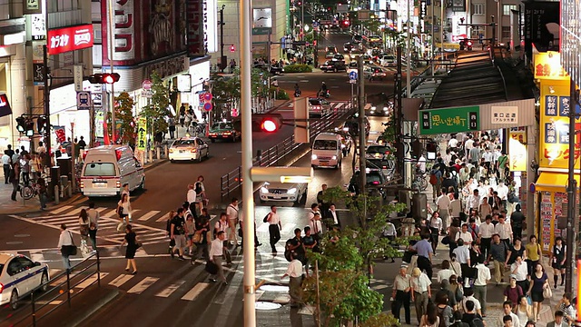 WS HA晚上繁忙的街道/日本东京视频素材