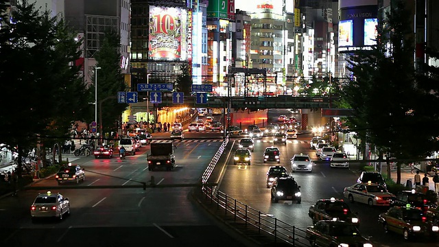 WS HA晚上繁忙的街道/日本东京视频素材