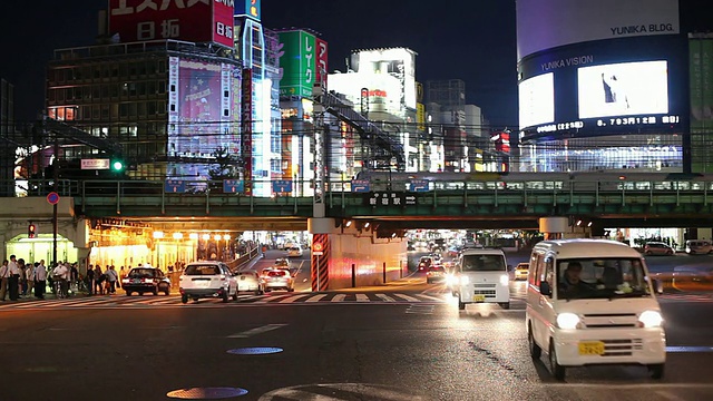 晚上繁忙的街道/日本东京视频素材