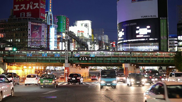 晚上繁忙的街道/日本东京视频素材