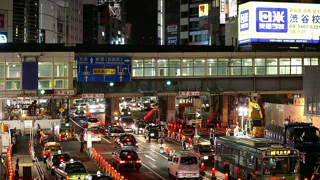 WS HA晚上繁忙的街道/日本东京视频素材