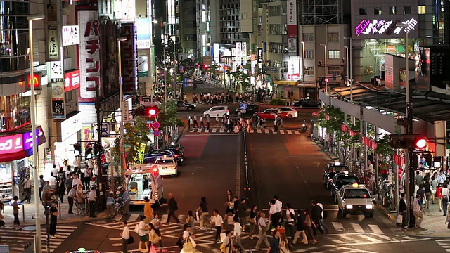 WS HA晚上繁忙的街道十字路口/日本东京视频素材