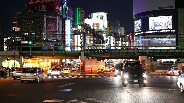 晚上繁忙的街道/日本东京视频素材