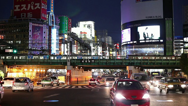 晚上繁忙的街道/日本东京视频素材