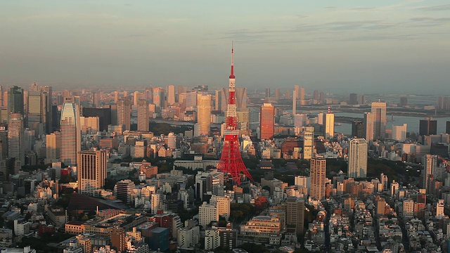 日出时东京塔的WS HA城市景观/日本东京视频素材