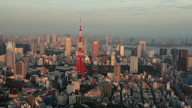 日出时东京塔的WS HA城市景观/日本东京视频素材