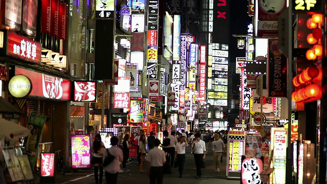 晚上拥挤的街道/日本东京视频素材