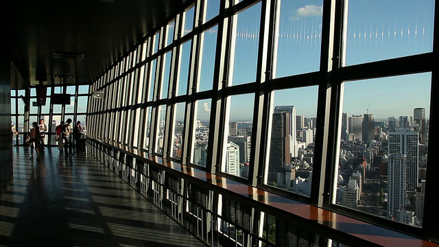 日本东京，人们从观景塔上欣赏城市景观视频素材