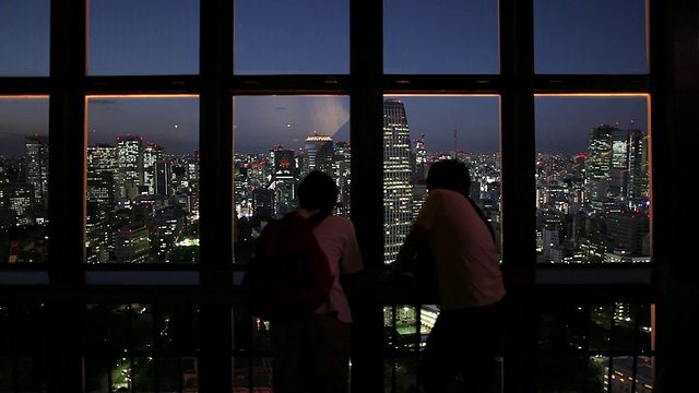 日本东京，人们从观景塔看城市景观的后视图视频素材