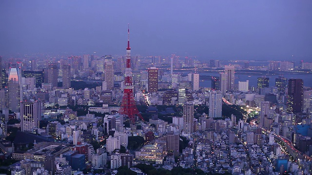 日出时东京塔的WS HA城市景观/日本东京视频素材