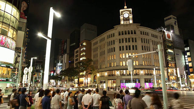 T/L WS夜晚繁忙的街道十字路口/日本东京视频素材