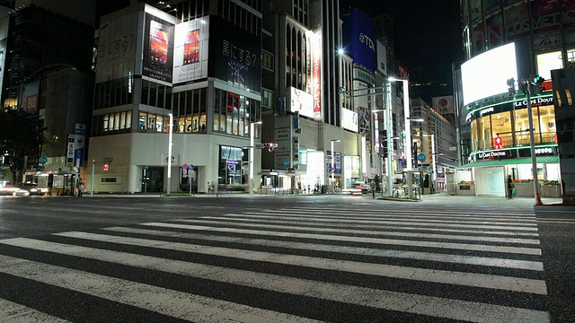 T/L WS夜晚繁忙的街道十字路口/日本东京视频素材