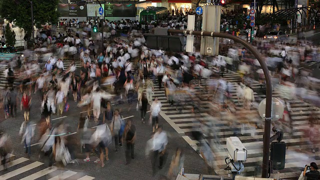 T/L WS HA晚上繁忙的街道十字路口/日本东京视频素材