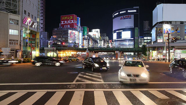 T/L WS夜晚繁忙的街道十字路口/日本东京视频素材