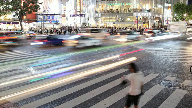 T/L WS HA晚上繁忙的街道十字路口/日本东京视频素材