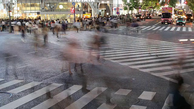 T/L WS HA晚上繁忙的街道十字路口/日本东京视频素材