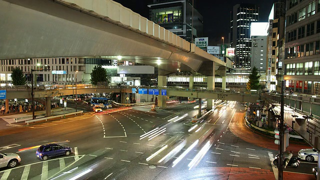 T/L WS HA晚上繁忙的街道十字路口/日本东京视频素材