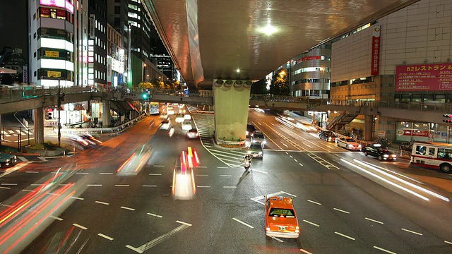 T/L WS HA晚上繁忙的街道十字路口/日本东京视频素材