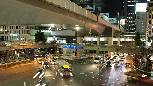 T/L WS HA ZO晚上繁忙的街道十字路口/日本东京视频素材