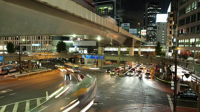 T/L WS HA晚上繁忙的街道十字路口/日本东京视频素材