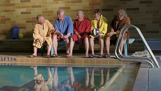 WS Senior men sit side by side on poolside bench /西雅图，华盛顿，美国视频素材