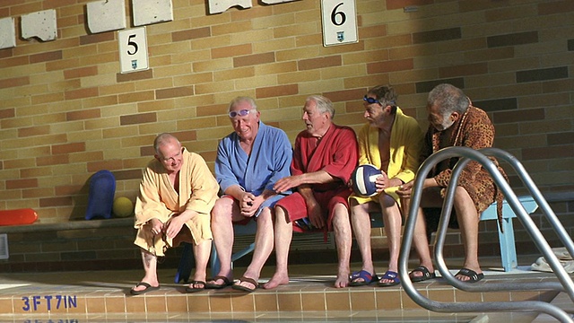 WS Senior men sit side by side on poolside bench /西雅图，华盛顿，美国视频素材