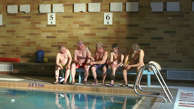 WS Senior men sit side by side on poolside bench /西雅图，华盛顿，美国视频素材