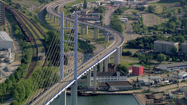 AERAIL WS View of bridge / Stralsund, Mecklenburg-Vorpommern，德国视频素材