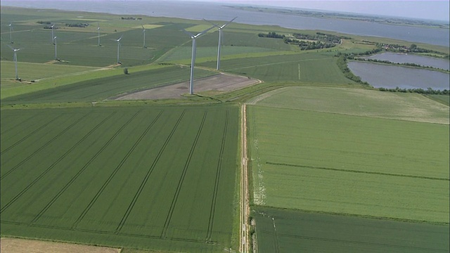 AERIAL WS View绿地附近的河流/ Eiderstedt，石勒苏益格-荷尔斯泰因，德国视频素材