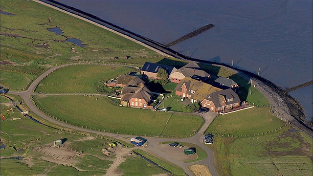 AERIAL WS View of house near ocean / Langeness，石勒苏益格-荷尔斯泰因，德国视频素材