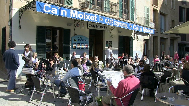 人们坐在cafÃ©市场广场/ Pollenca，马洛科巴艾瑞克岛，西班牙视频素材