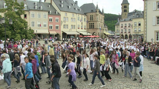 人们在卢森堡Echternach / Echternach的队伍中跳舞视频素材