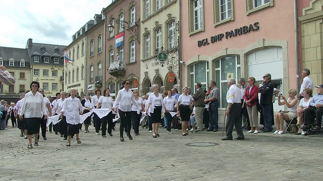 人们在卢森堡Echternach / Echternach的队伍中跳舞视频素材