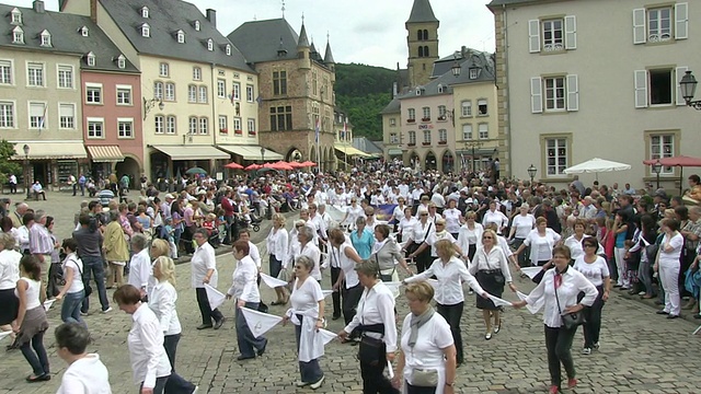 人们在卢森堡Echternach / Echternach的队伍中跳舞视频素材